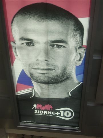 Le foot ici ils en sont plus cingles que moi c dire!!!!