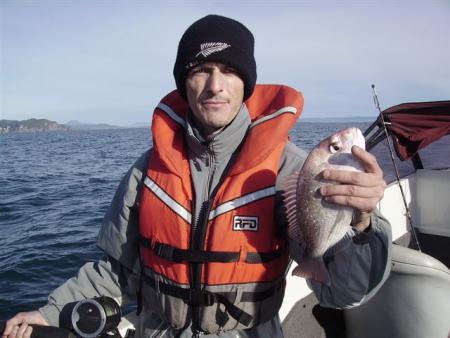 apres de milliers de poissons prient en etang voici le premier en mer....petit mais bon.