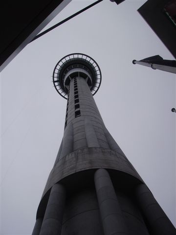 Sky Tower 322m.....pas mal mais c l antenne qui rajoute bcp de hauteur!!