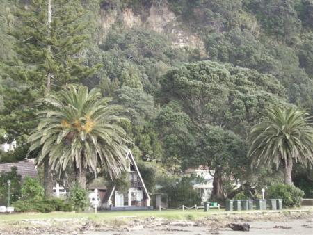 Ohope, suis sur la plage....trouve ca sympas les falaise a fleur d'eau....